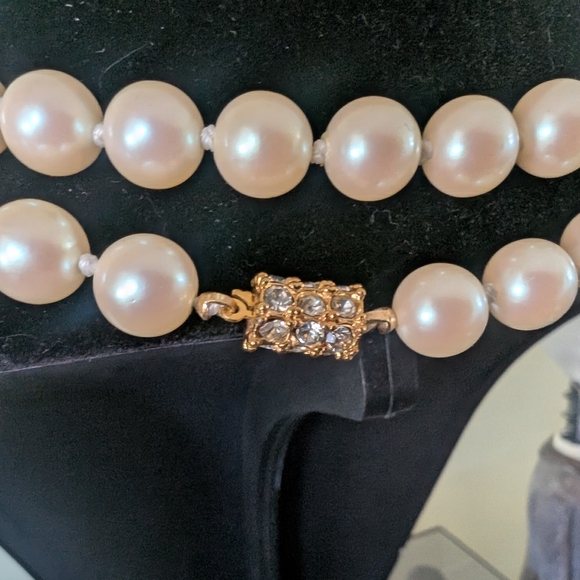 Faux Pearl and Red Green Beaded Necklace - Picture 6 of 9